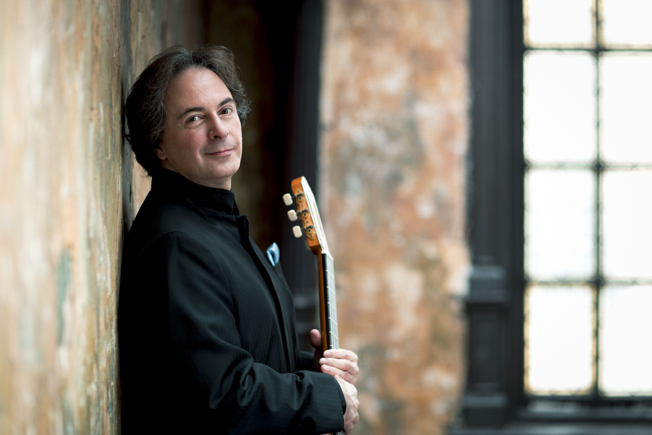 Der Gitarrist Christoph Denoth konzertiert am 11.8.2026 bei Suchers Seeoner Leidenschaften in Kloster Seeon.