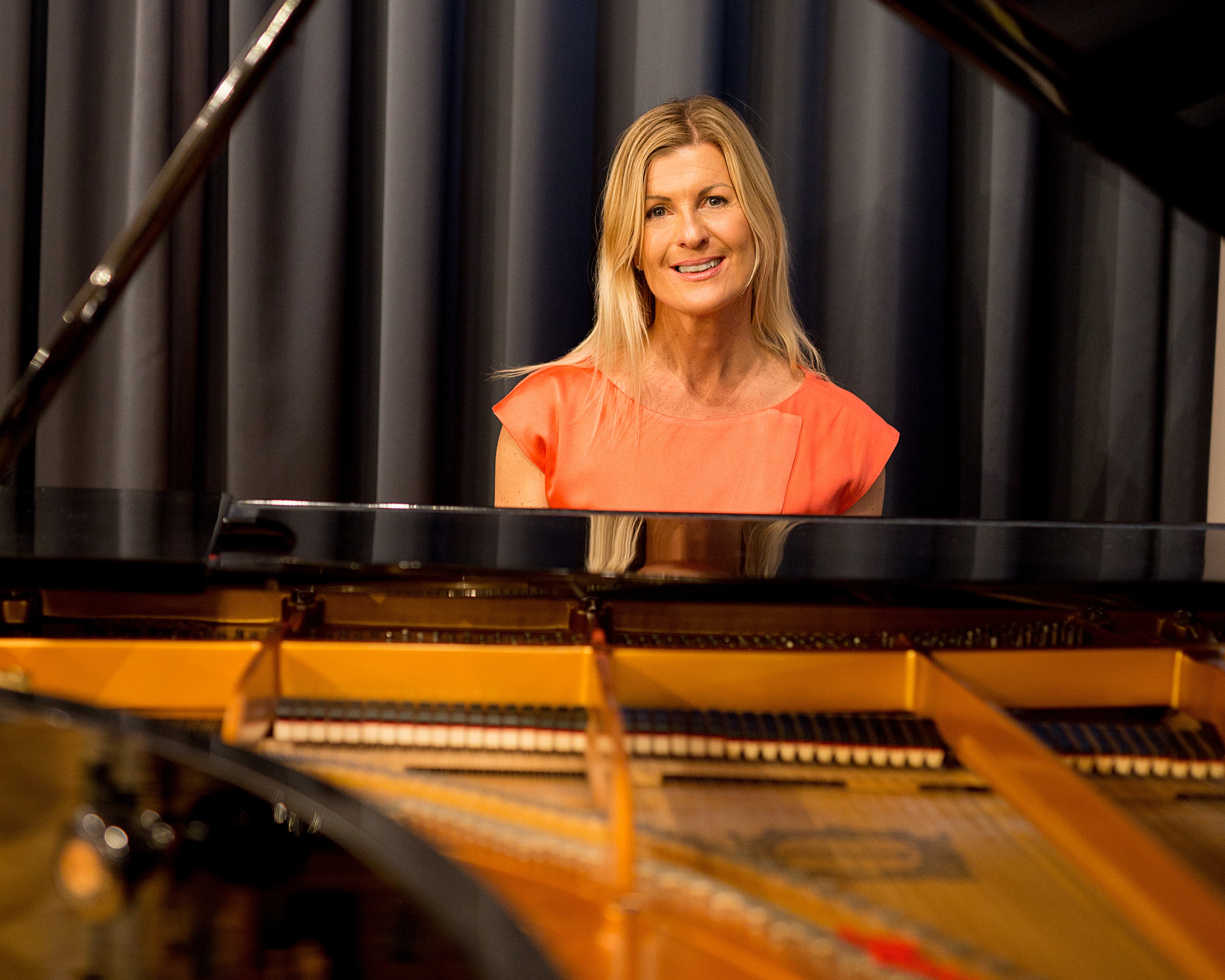 Die Seeoner Kirchenmusikern Andrea Wittmann am Flügel im Festsaal von Kloster Seeon am 6.4.2026 
