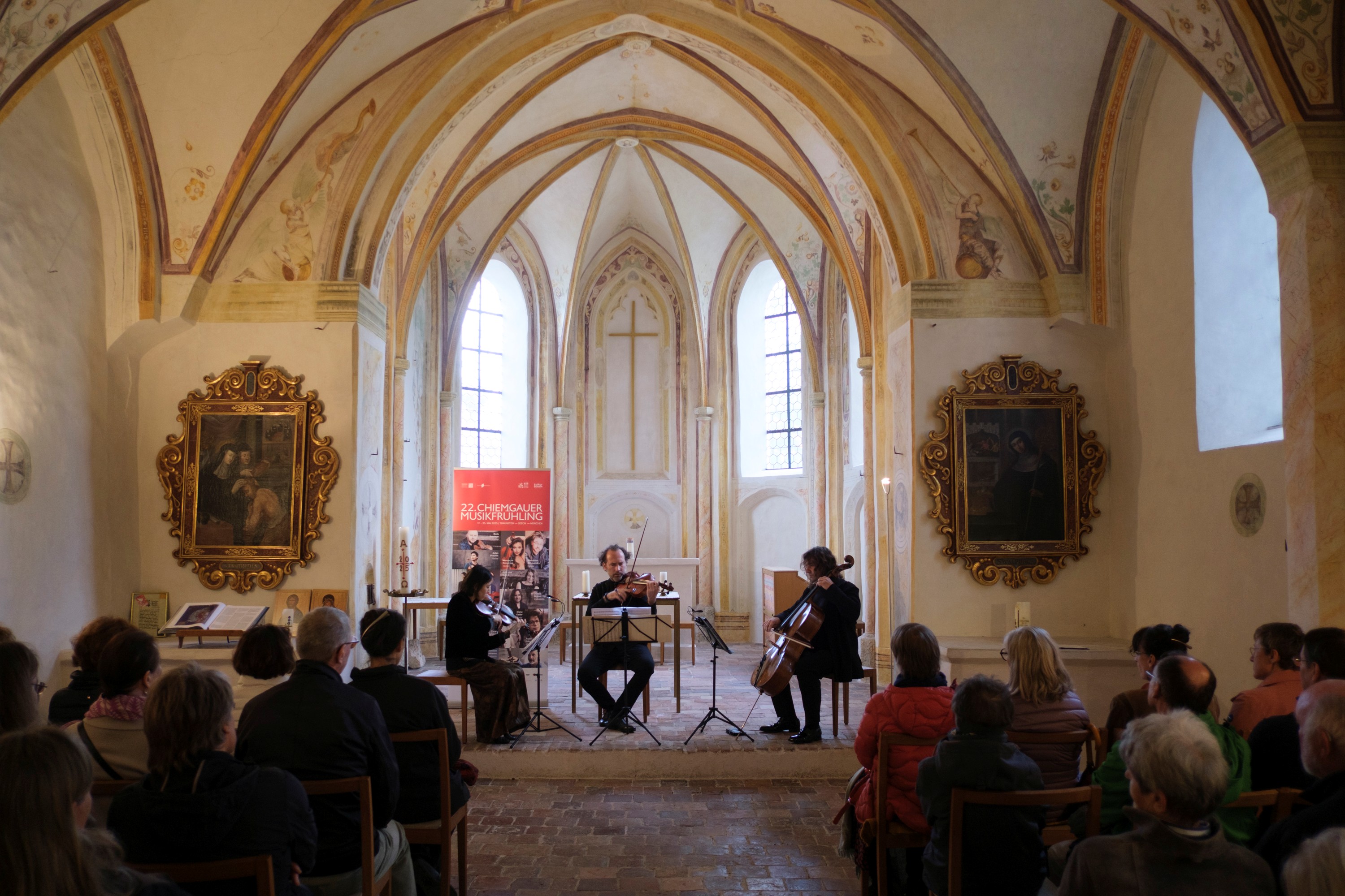 Konzert Walburgiskirche Chiemgauer Musikfrühling / Kloster Seeon Natasha Tchitch, Razvan Popovici, Justus Grimm beim CMF 2025 in der Walburgiskirche in Kloster Seeon.