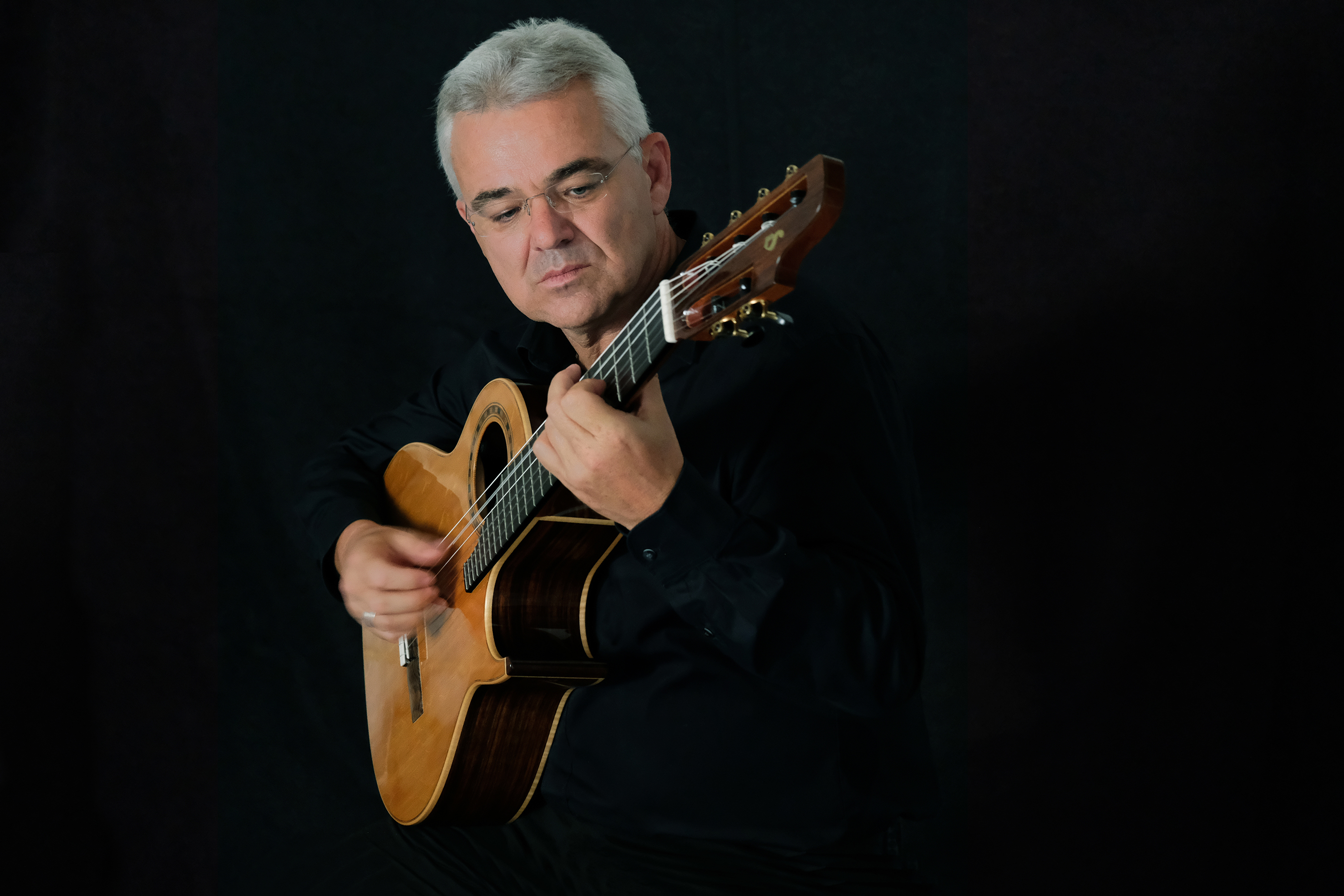 Volker Luft Der Gitarrist Volker Luft am 11.7.2026 beim Konzert in der Walburgiskirche bei Kloster Seeon.