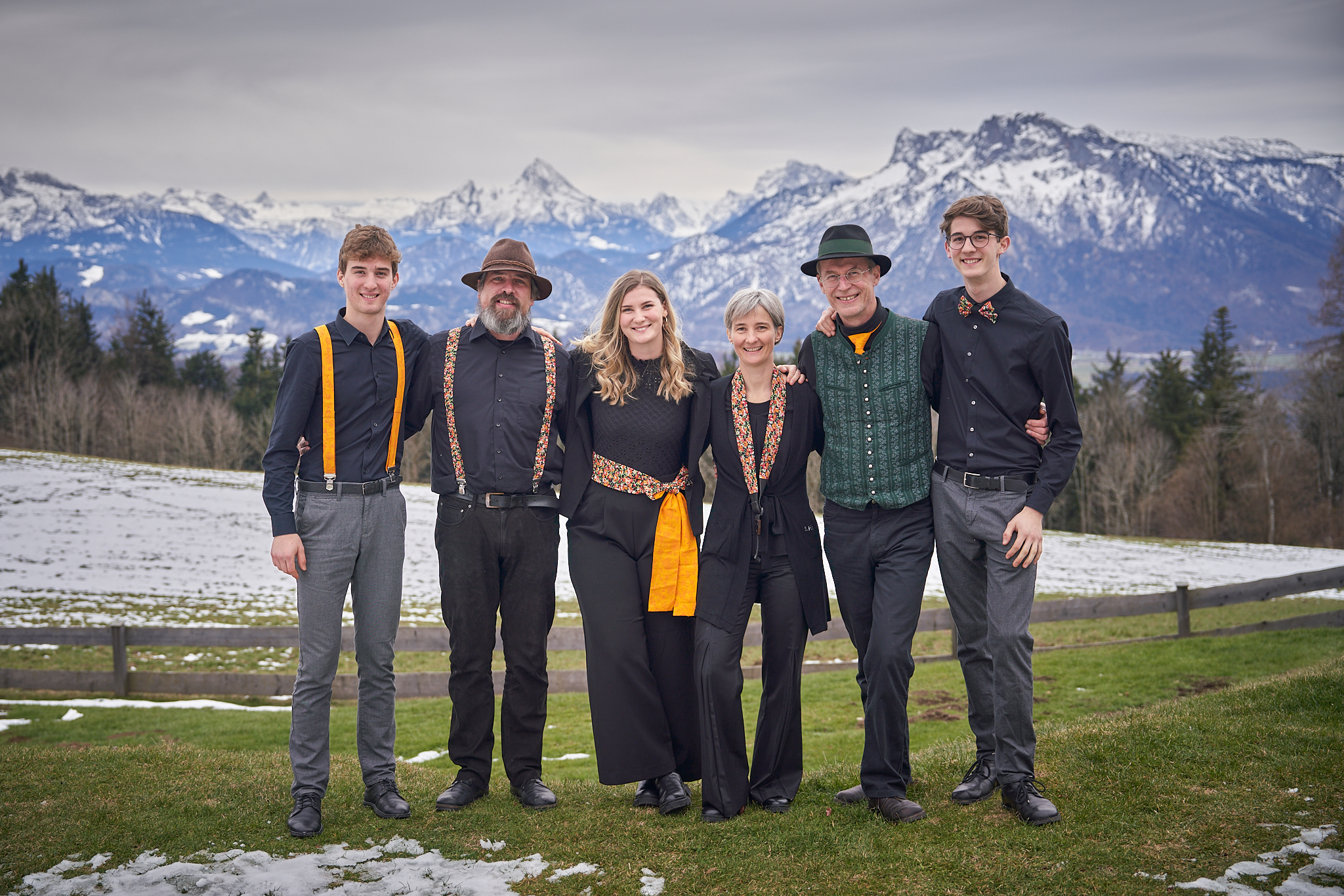 Familie Brunauer (Michael, Maria, Evelyn, Hubert und Emanuel) mit Wolfgang Hirnsperger