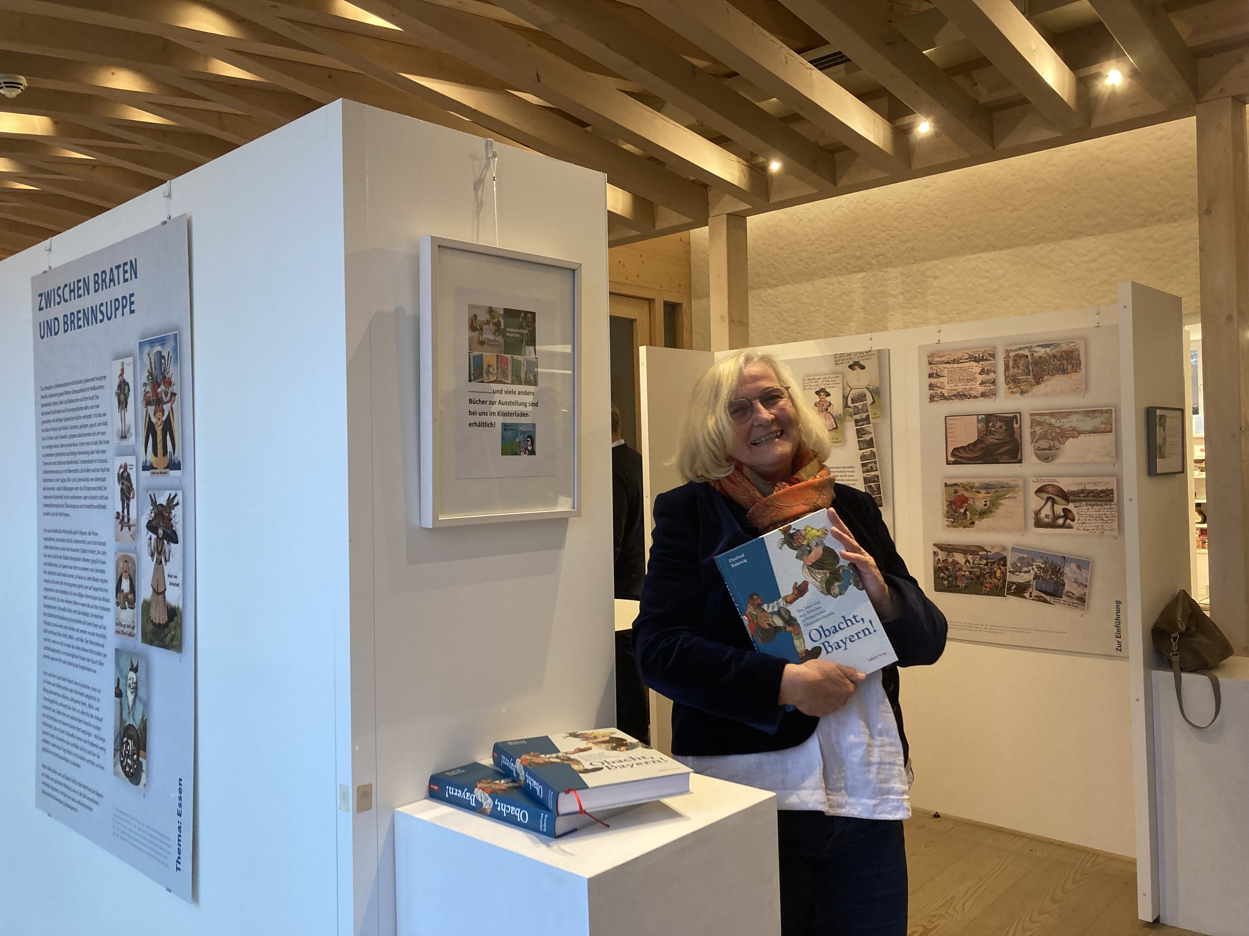 Dietlind Pedarnig präsentiert das Buch "Obacht, Bayern" im Mesnerhaus bei Kloster Seeon