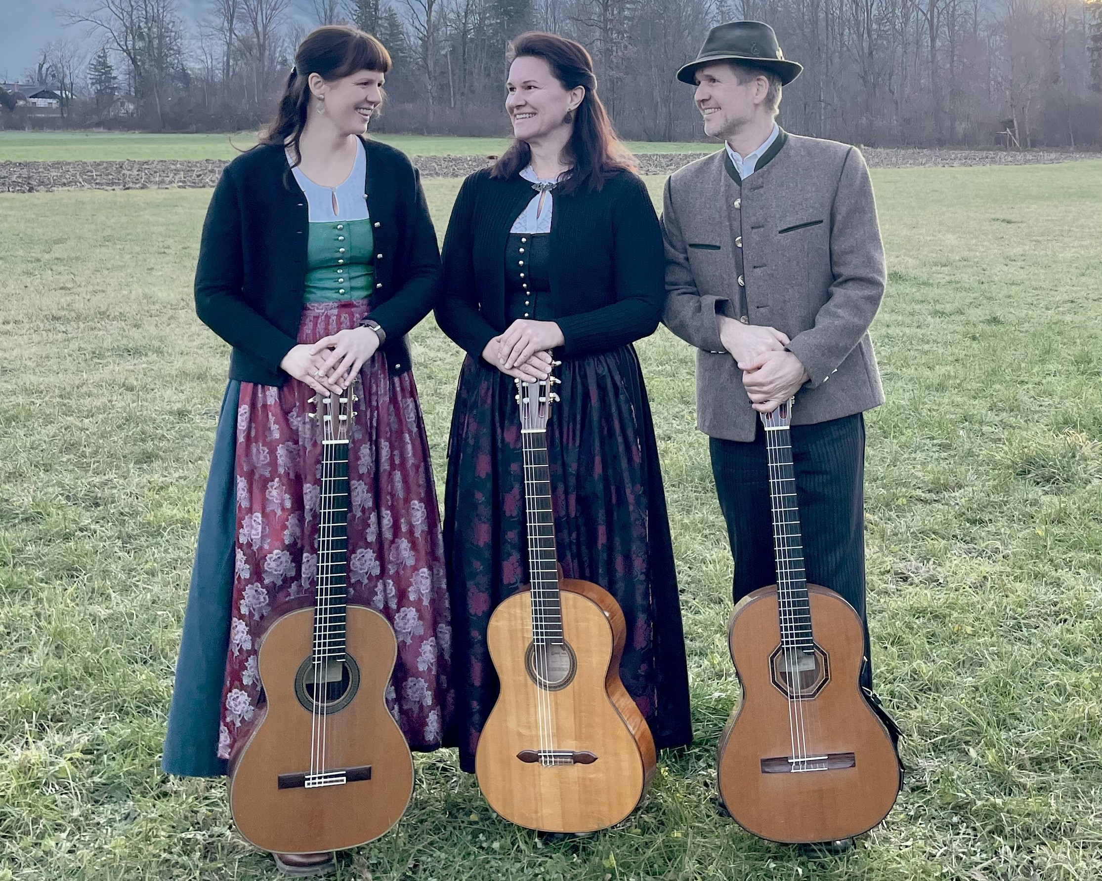 Innfelder Gitarrenmusi Musikanten Monika Schroller (Gitarre),
Robert Sinhart (Gitarre) und
Susanne Dräxl-Sinhart (Gitarre)