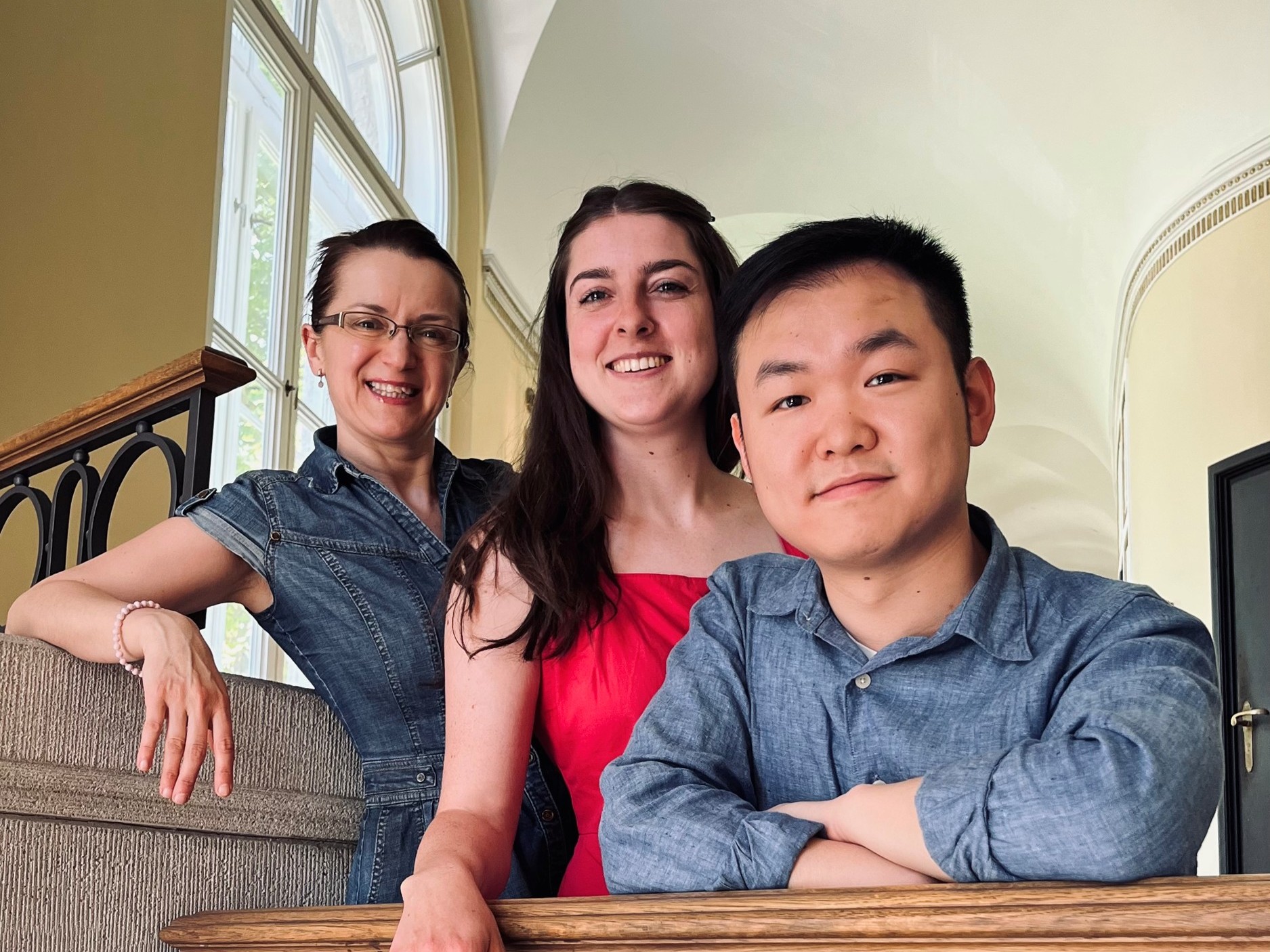 Isabella Gantner_Julia Schneider_Haozhou Hu (c) Beatriz Maia Zwei Sängerinnen und ein Sänger der Bayerischen Theaterakademie August Everding bei Suchers Seeoner Leidenschaften in Kloster Seeon.